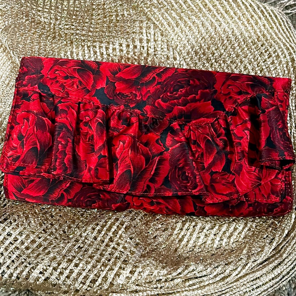White House black market rose clutch